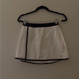 Alo yoga airbrush streamlined skirt. ivory/black size xsmall